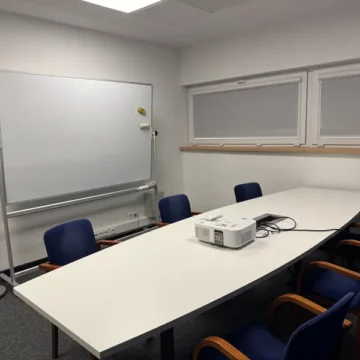 salka-konferencyjna Sala z rzutnikiem