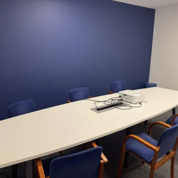 wirtualne-biuro-sala-konferencyjna Biuro ze stołem konferencyjnym